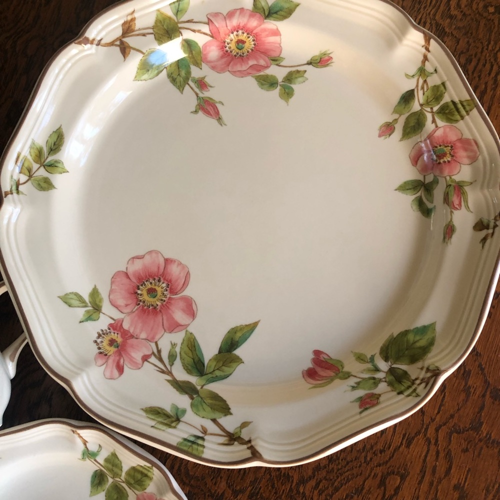 Estate. Mikasa Heritage Pink and White Dinnerware Floral Design - Picture 5 of 14